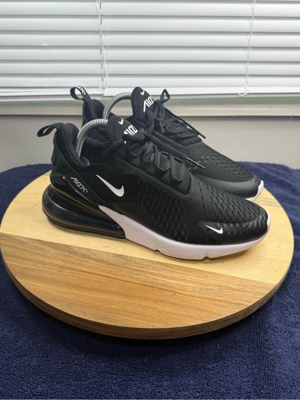 Nike Air Max 270 (Women’s 9)